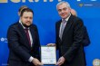 Дмитрий Ядров вручил сертификаты типа на самолет Ил-114-300 и двигатель ПД-8 на площадке ПМЭФ-2026